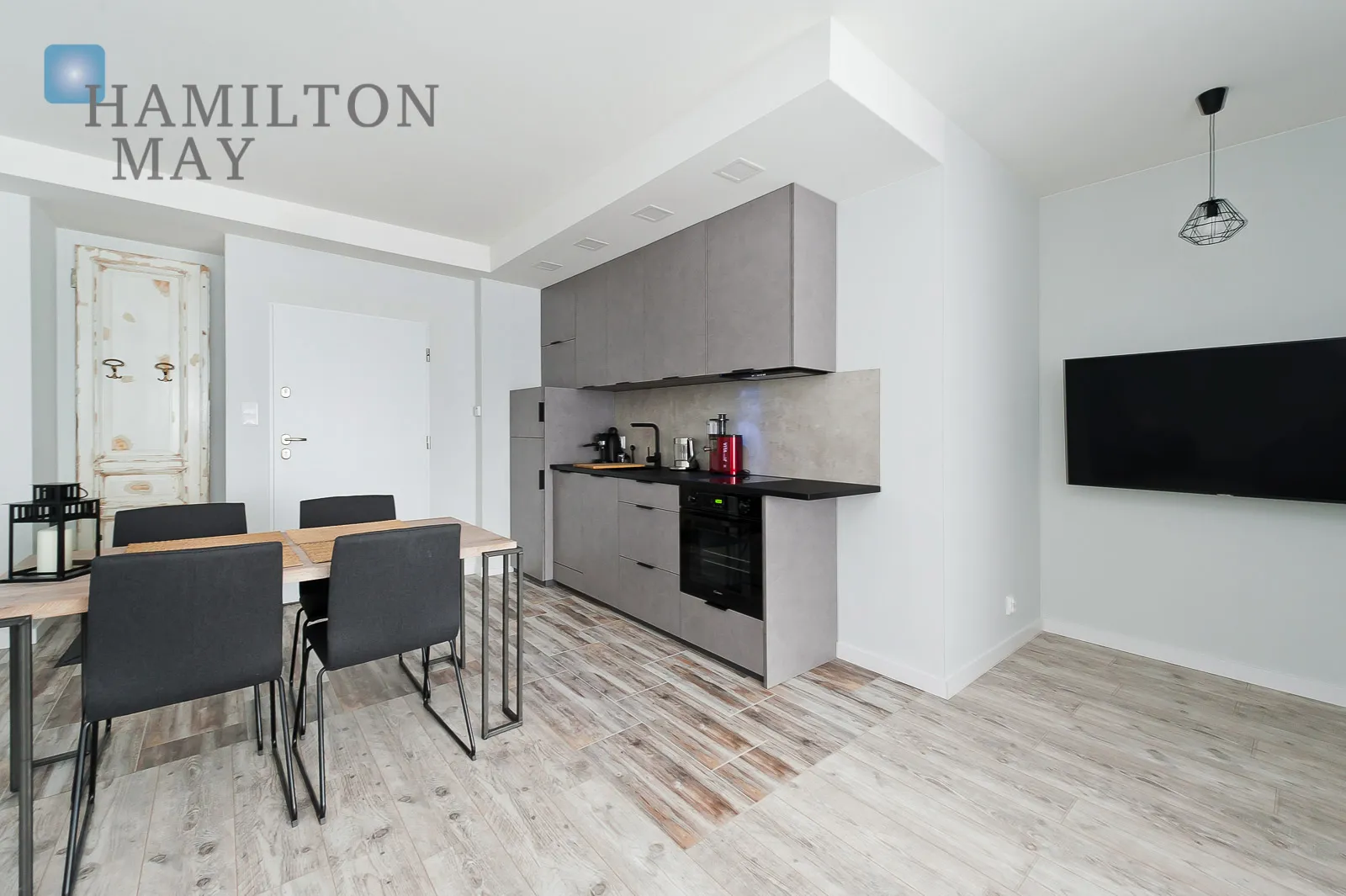 A modern apartment with a terrace in the prestigious Ludwinów development on the Vistula Boulevards - slider