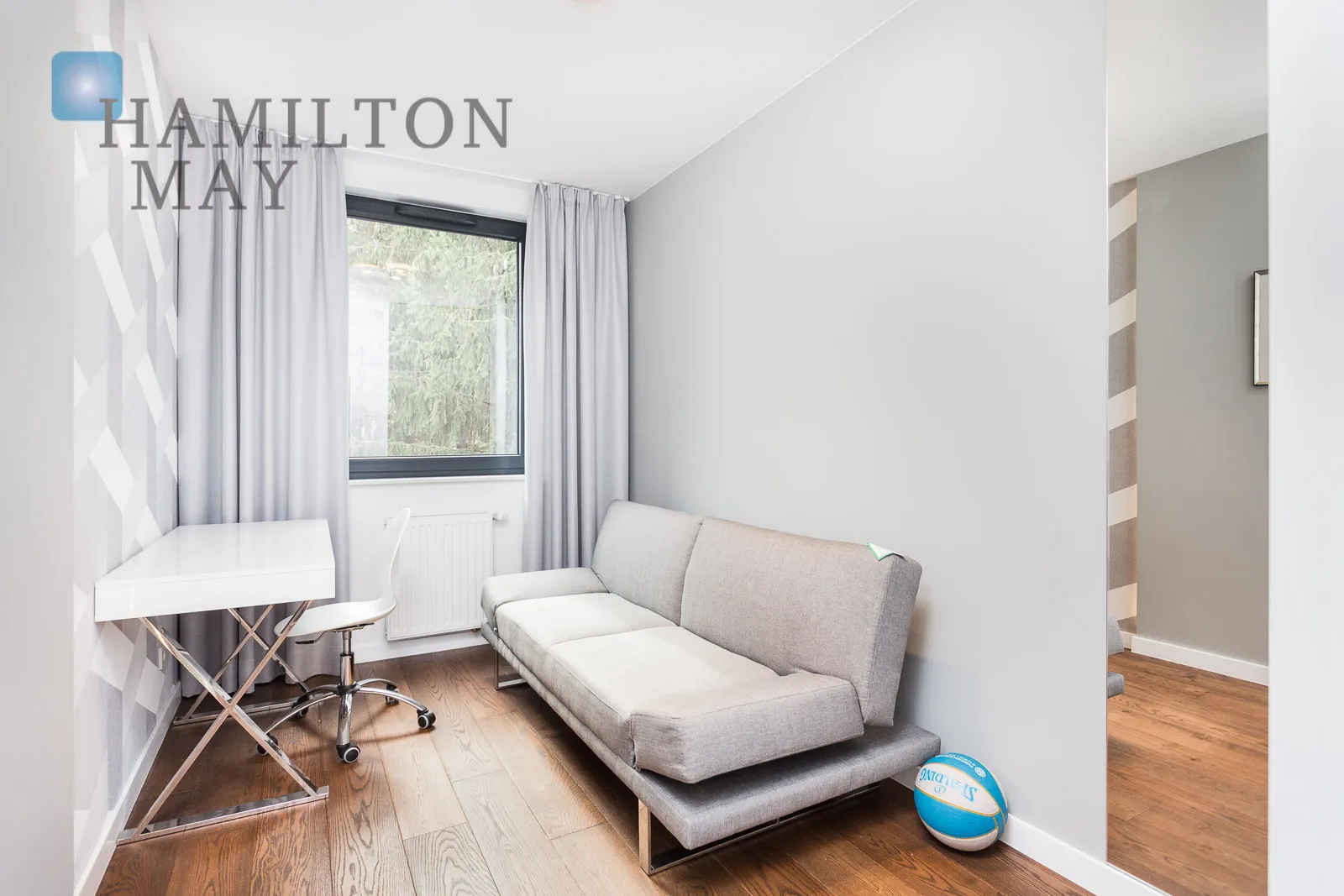 A modern, three-room apartment in the city center  - slider