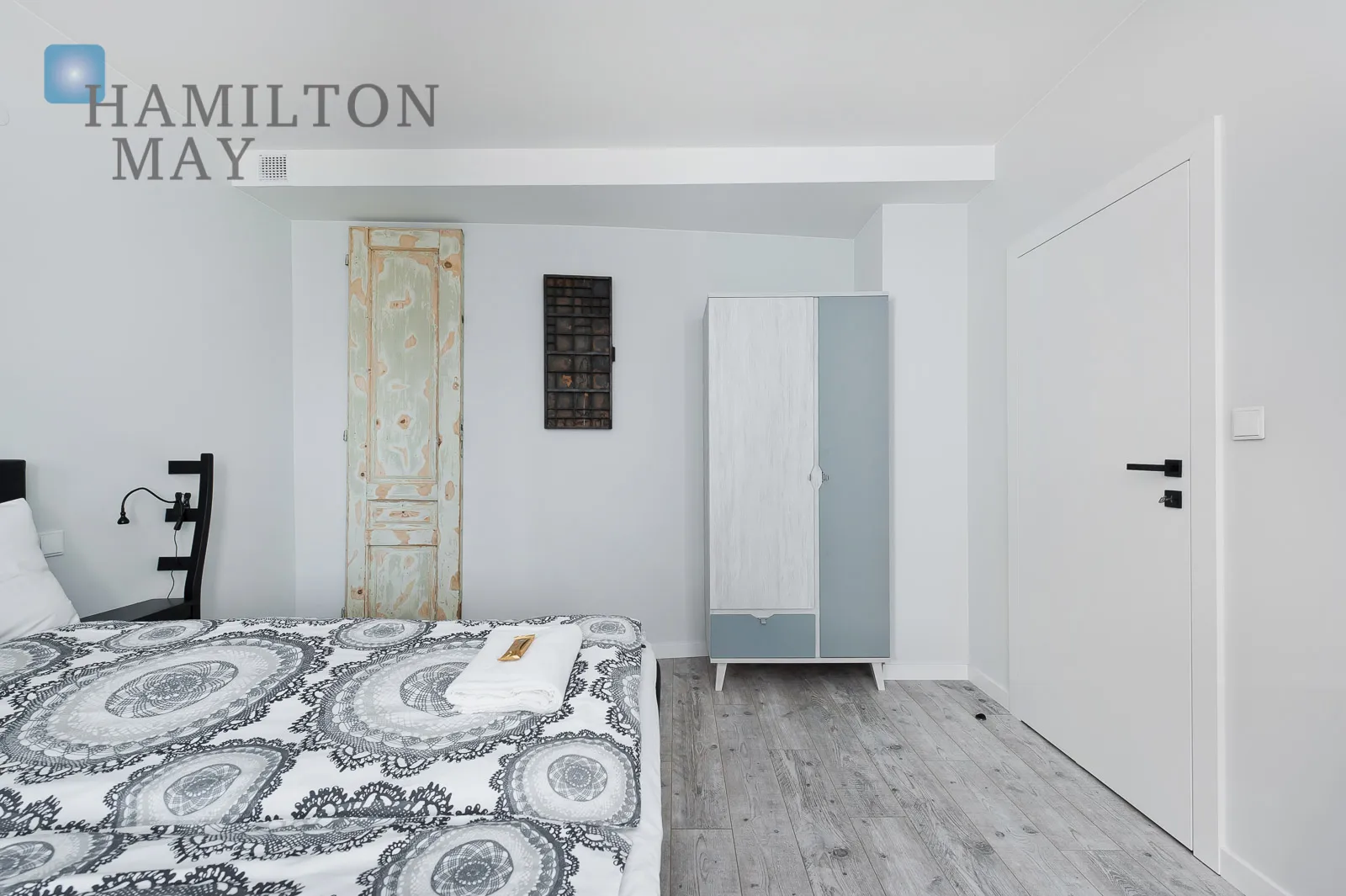 A modern apartment with a terrace in the prestigious Ludwinów development on the Vistula Boulevards - slider