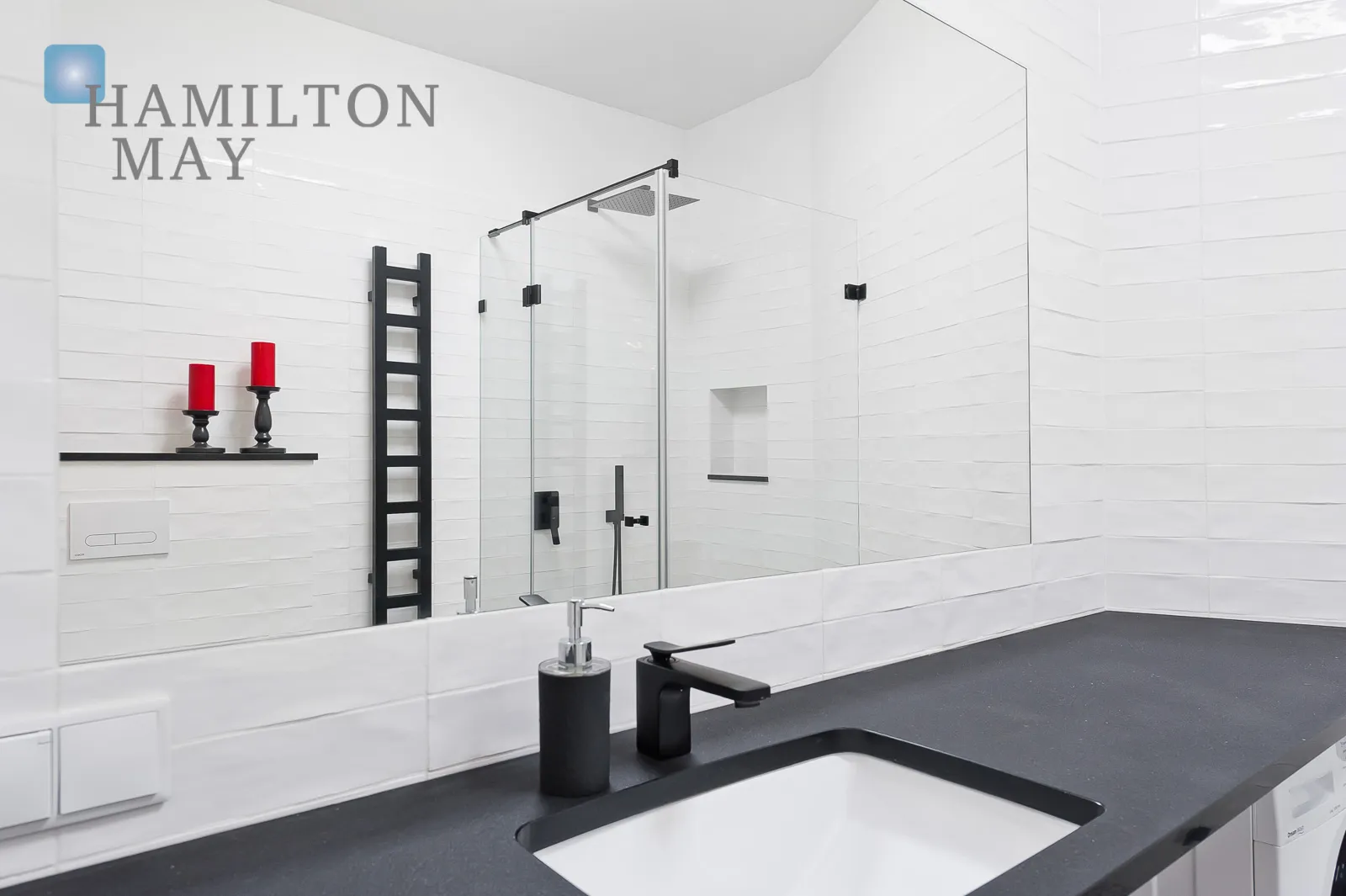 A modern apartment with a terrace in the prestigious Ludwinów development on the Vistula Boulevards - slider