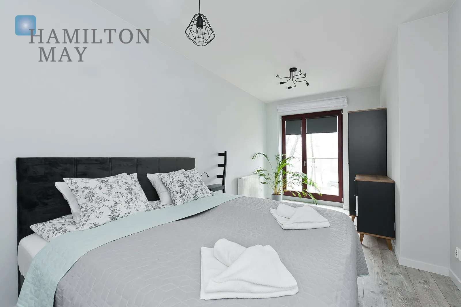 A modern apartment with a terrace in the prestigious Ludwinów development on the Vistula Boulevards - slider