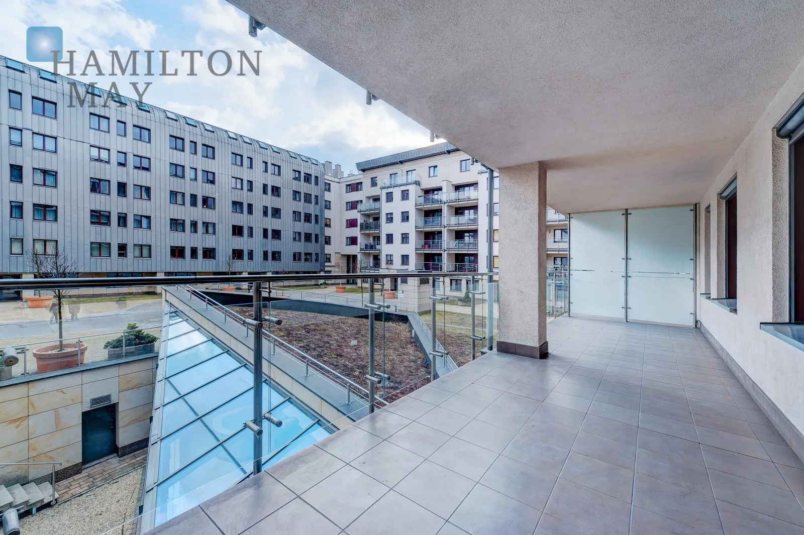 A modern apartment with a terrace in the prestigious Ludwinów development on the Vistula Boulevards - slider