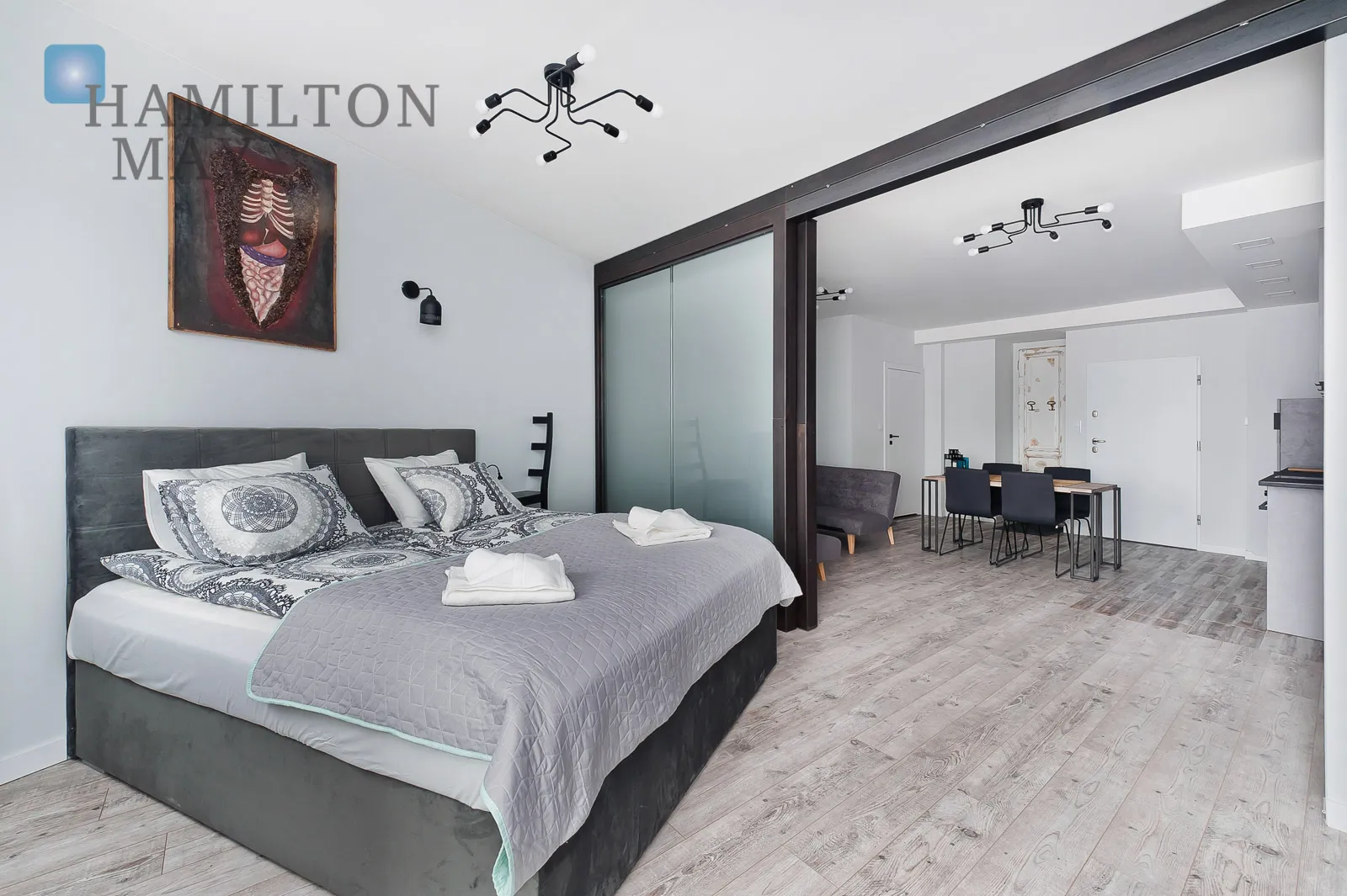 A modern apartment with a terrace in the prestigious Ludwinów development on the Vistula Boulevards - slider