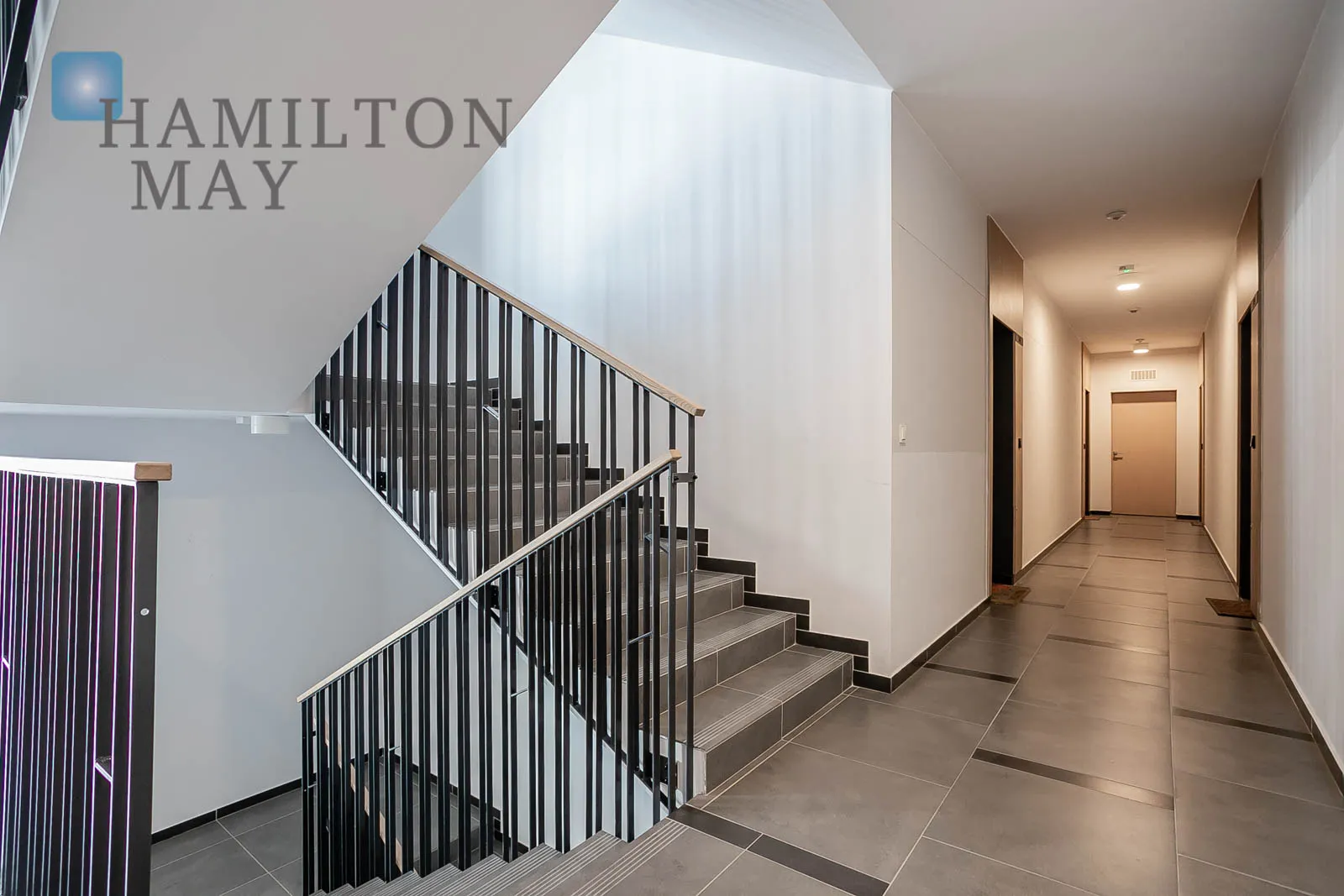 Nowoczesne studio z balkonem i garażem - slider