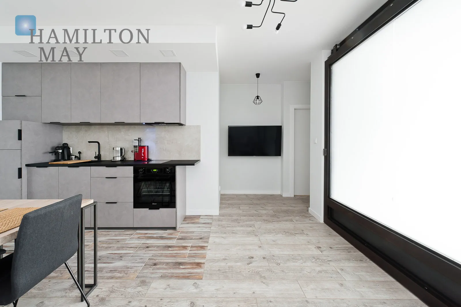 A modern apartment with a terrace in the prestigious Ludwinów development on the Vistula Boulevards - slider