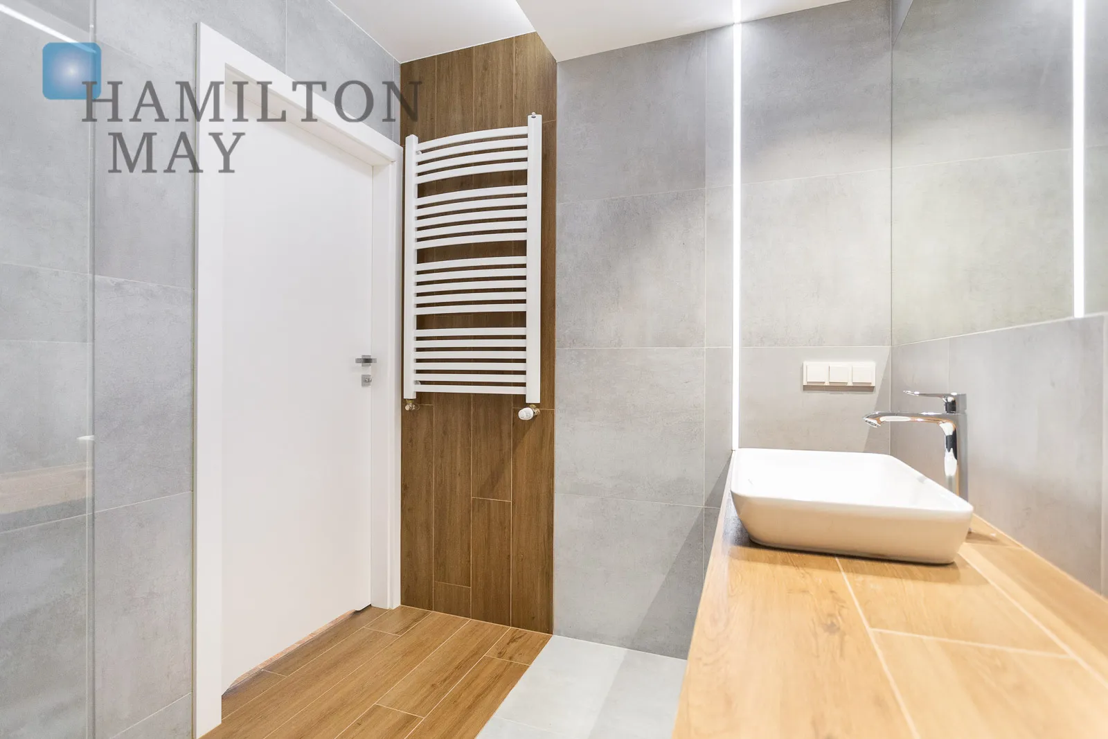 A modern, three-room apartment in the city center  - slider