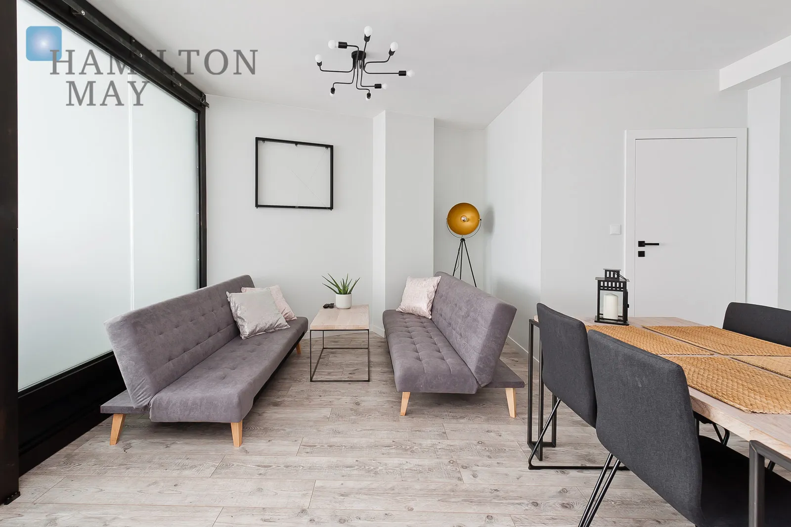 A modern apartment with a terrace in the prestigious Ludwinów development on the Vistula Boulevards - slider