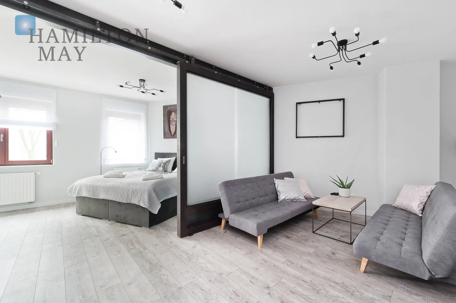 A modern apartment with a terrace in the prestigious Ludwinów development on the Vistula Boulevards - slider