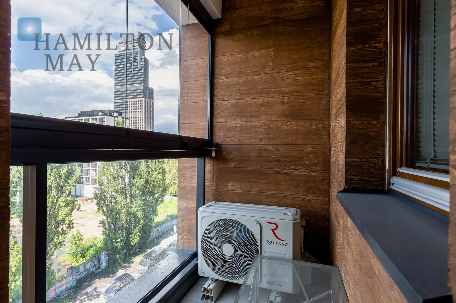 Przestronny apartament z balkonem na Woli - slider