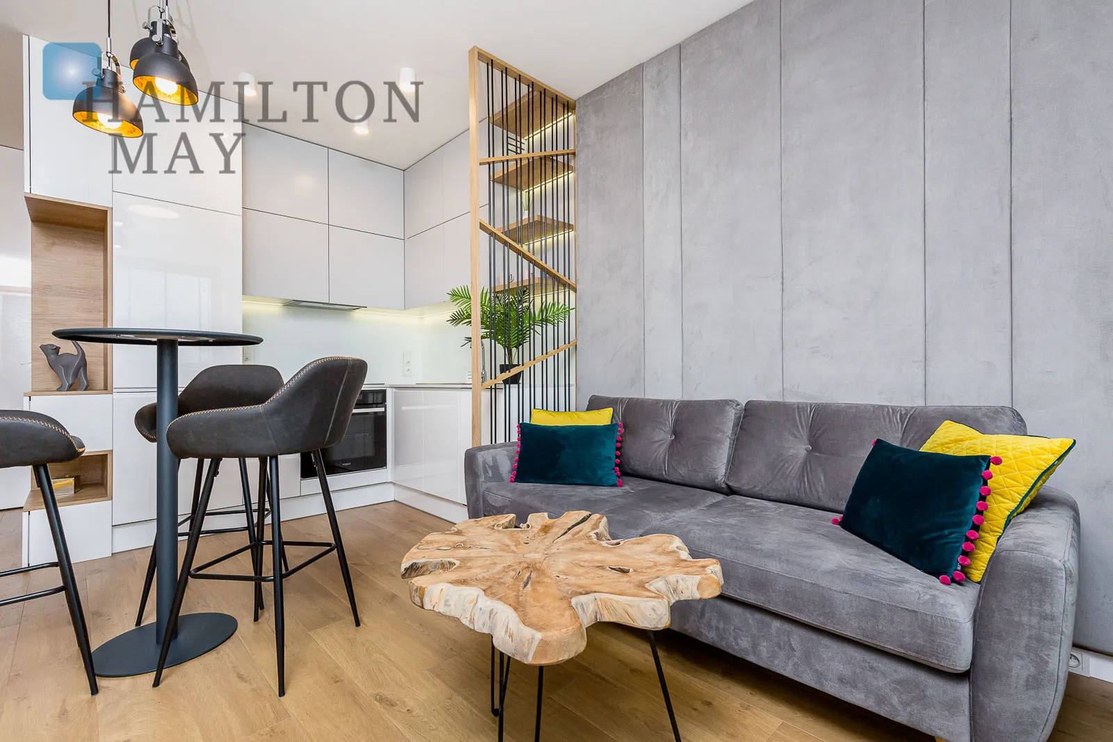 Przestronny apartament z balkonem na Woli - slider