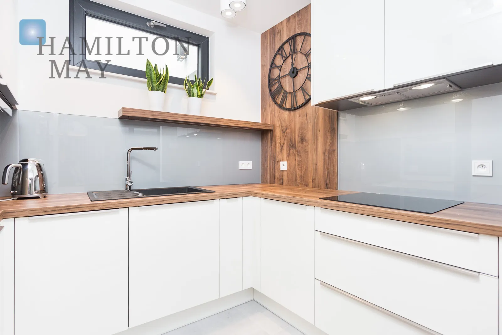 A modern, three-room apartment in the city center  - slider