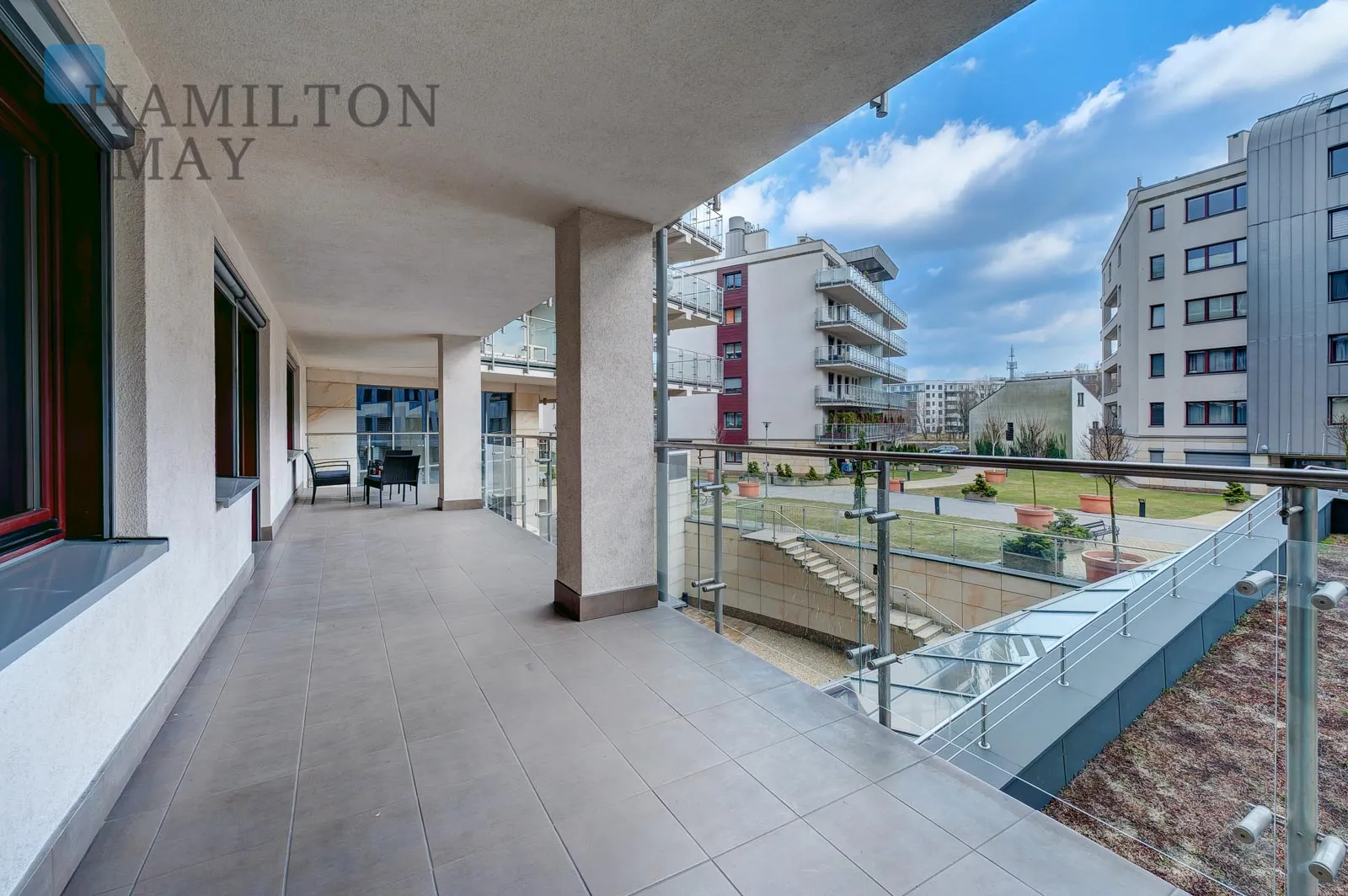 A modern apartment with a terrace in the prestigious Ludwinów development on the Vistula Boulevards - slider