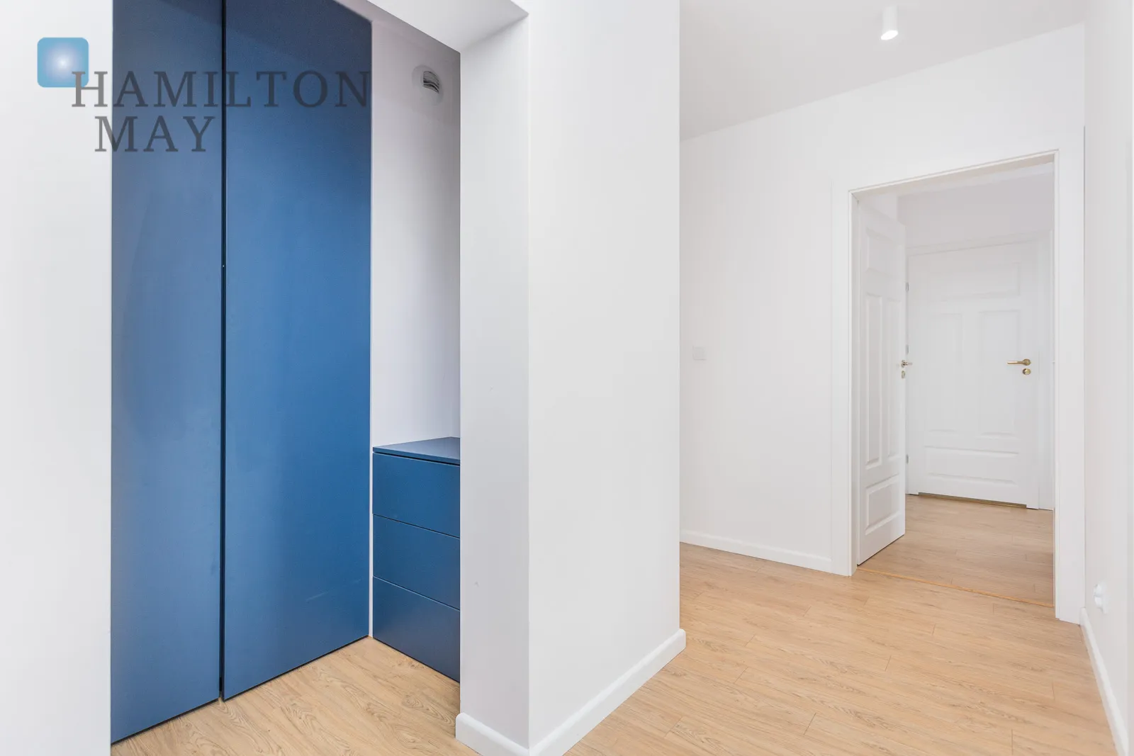 Exclusive, two-story apartment with a dressing room and two bathrooms - slider