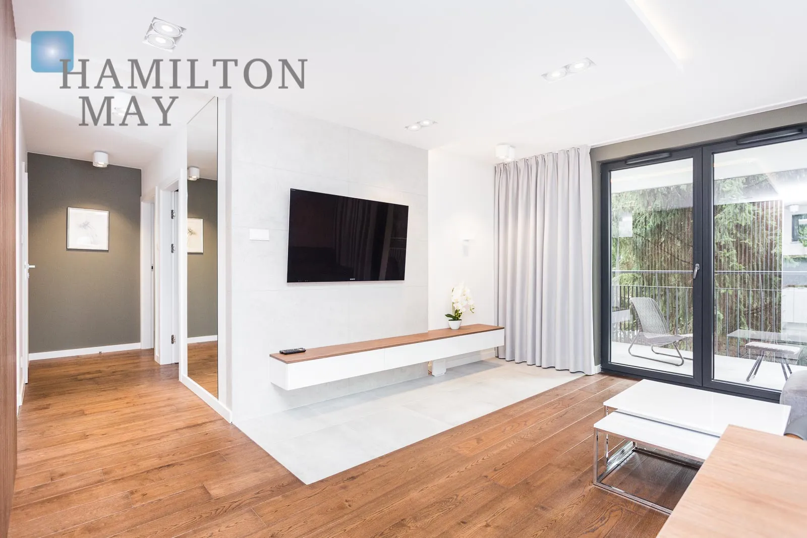 A modern, three-room apartment in the city center  - slider