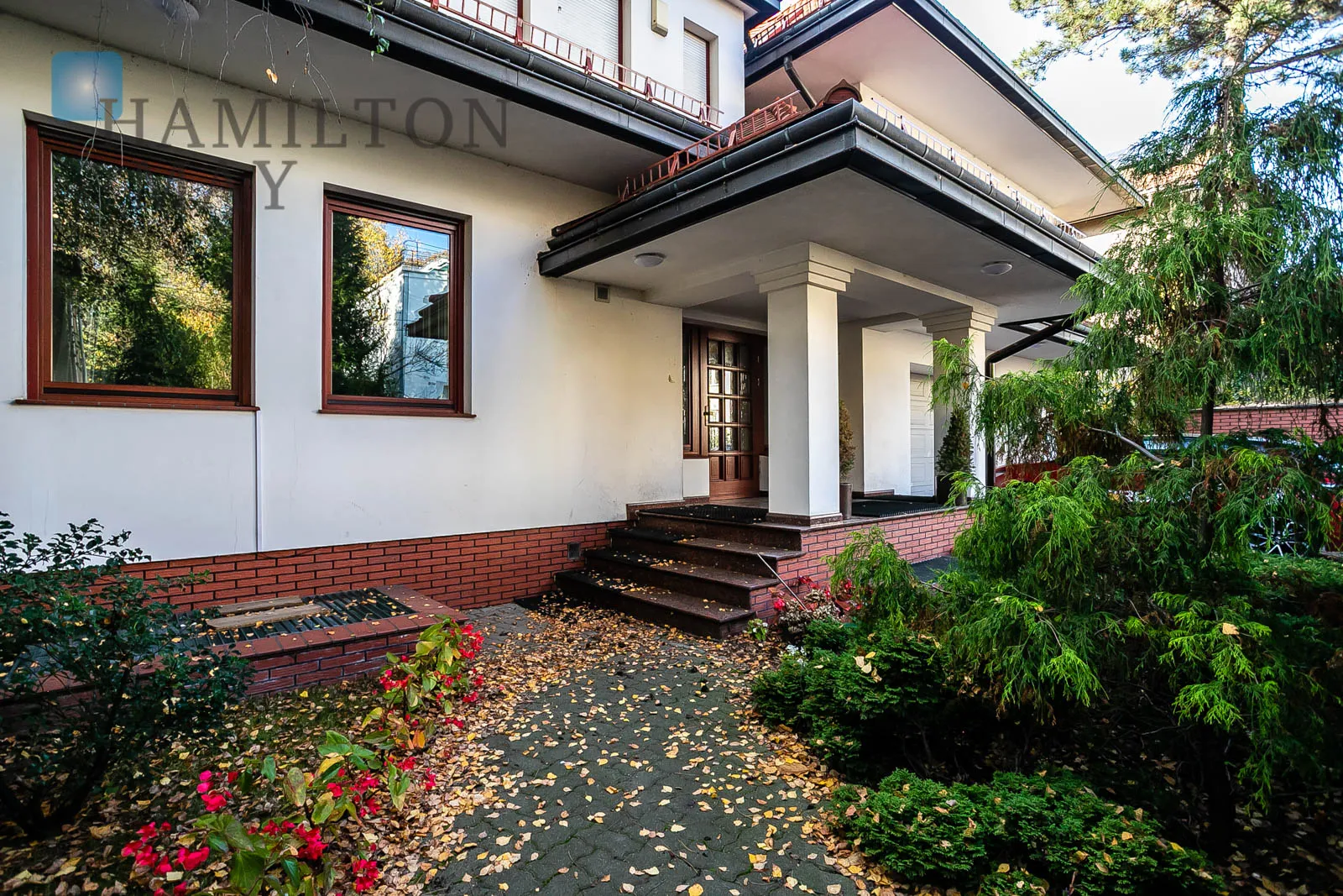 Ekskluzywny dom z basenem w spokojnej okolicy Starych Bielan - slider