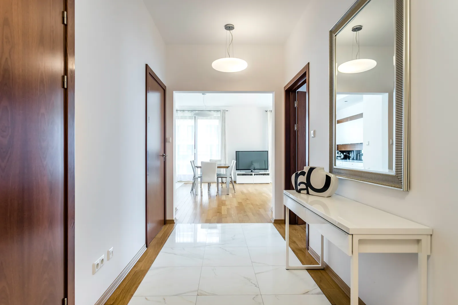 Розкішно оздоблена двокімнатна квартира в житловому будинку в центрі міста - slider