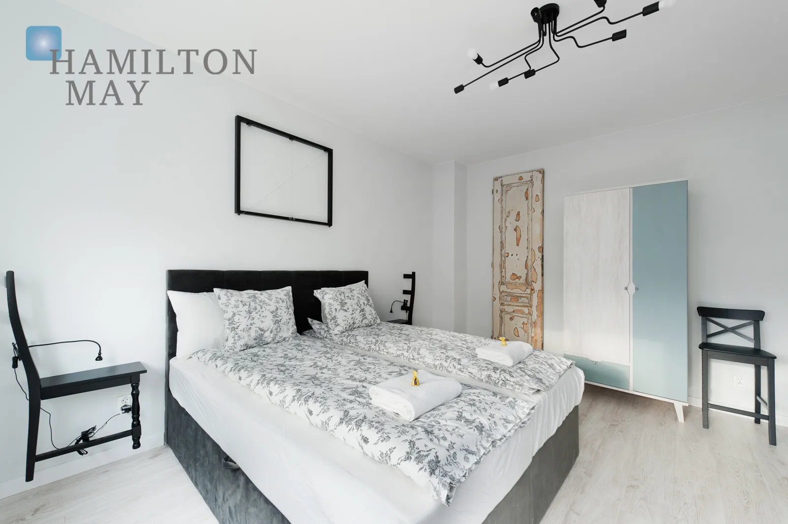 A modern apartment in the prestigious Ludwinów development on the Vistula Boulevards - slider