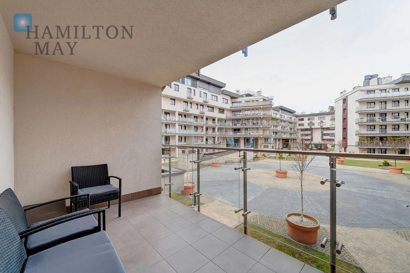 A modern apartment in the prestigious Ludwinów development on the Vistula Boulevards - slider