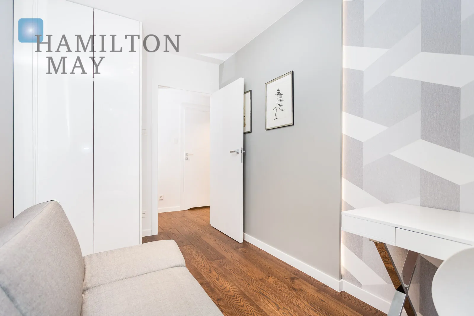 A modern, three-room apartment in the city center  - slider