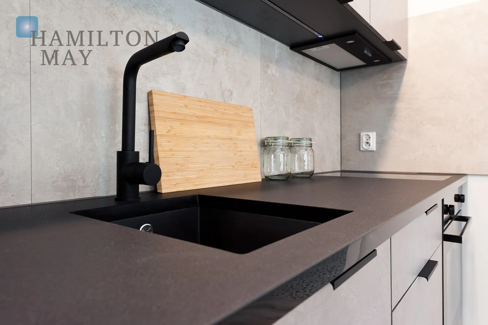 A modern apartment with a terrace in the prestigious Ludwinów development on the Vistula Boulevards - slider