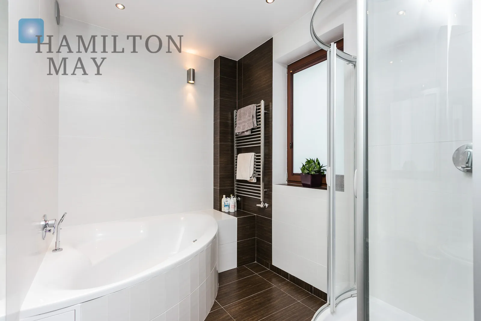 Atrakcyjny dom w zabudowie bliźniaczej na zamkniętym osiedlu na Wilanowie - slider