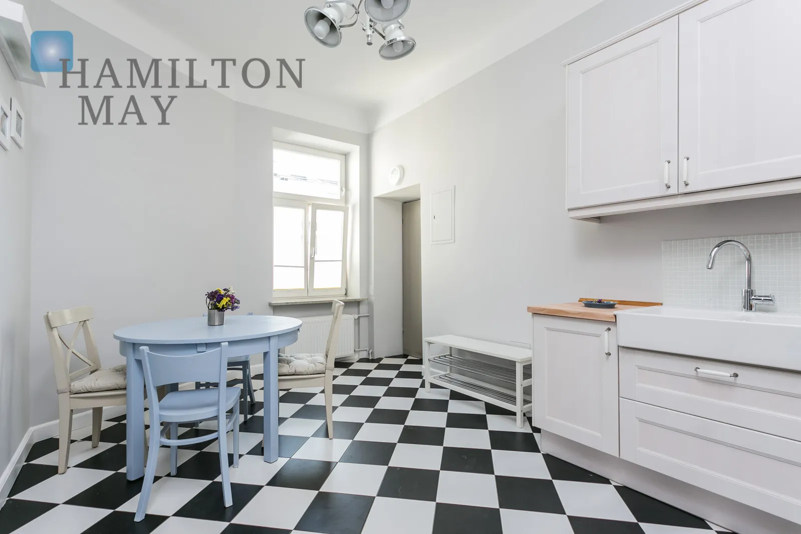A cozy apartment in a pre-war tenement house in the city center - slider