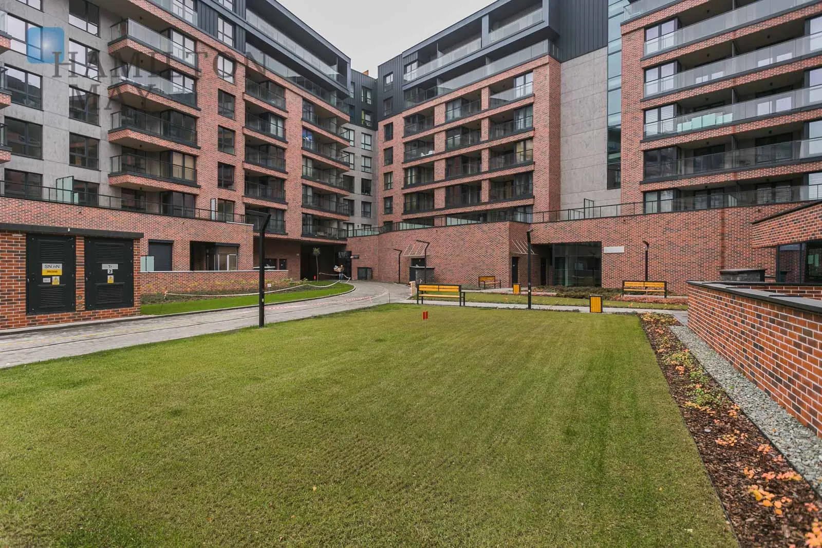 A modern two-bedroom apartment with a garden in the prestigious Atal Residence investment