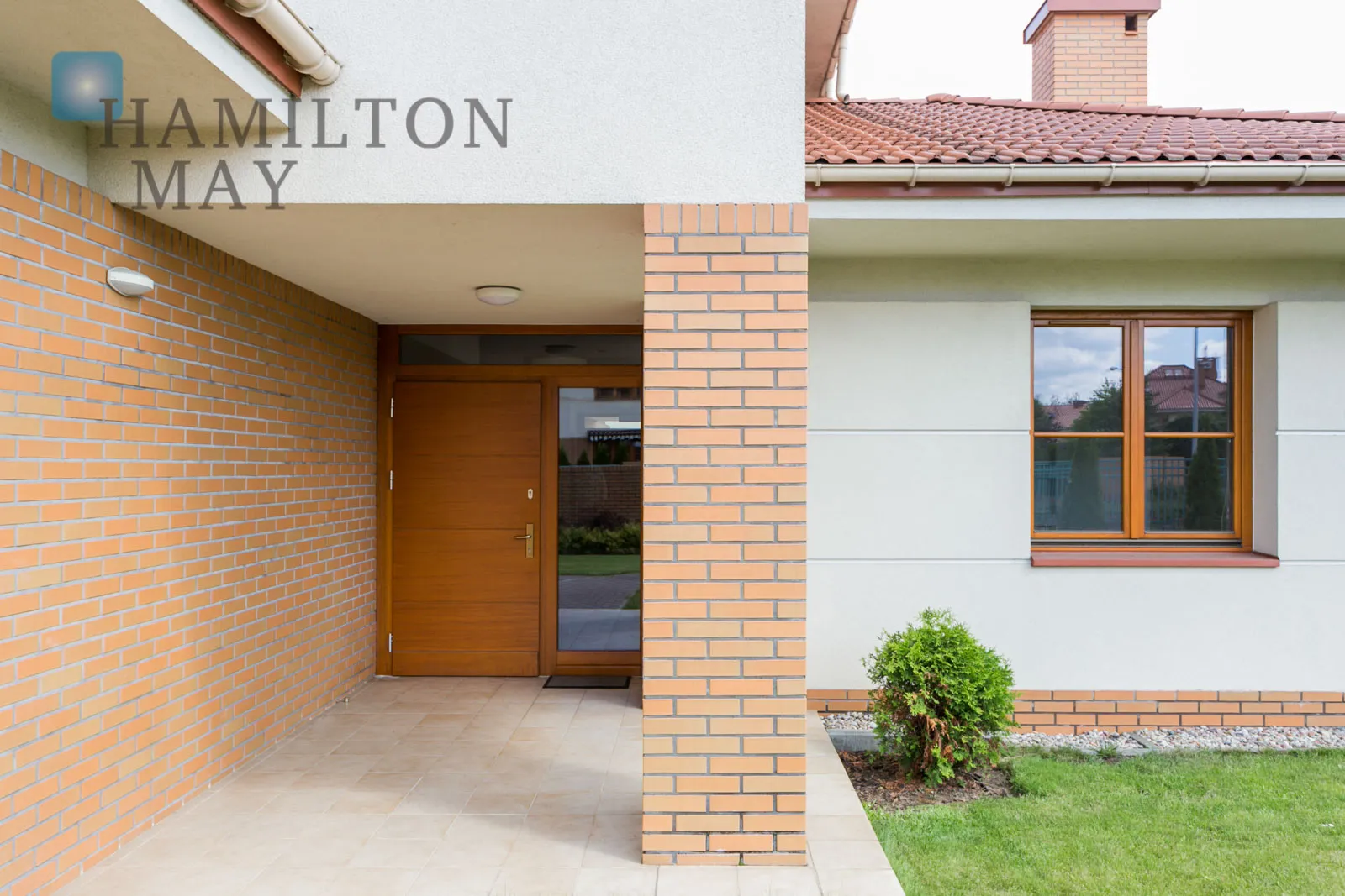 Bedrooms: 5 Bathrooms: 4 Plot size: 1100m2 Price/m2: 13750 PLN - slider