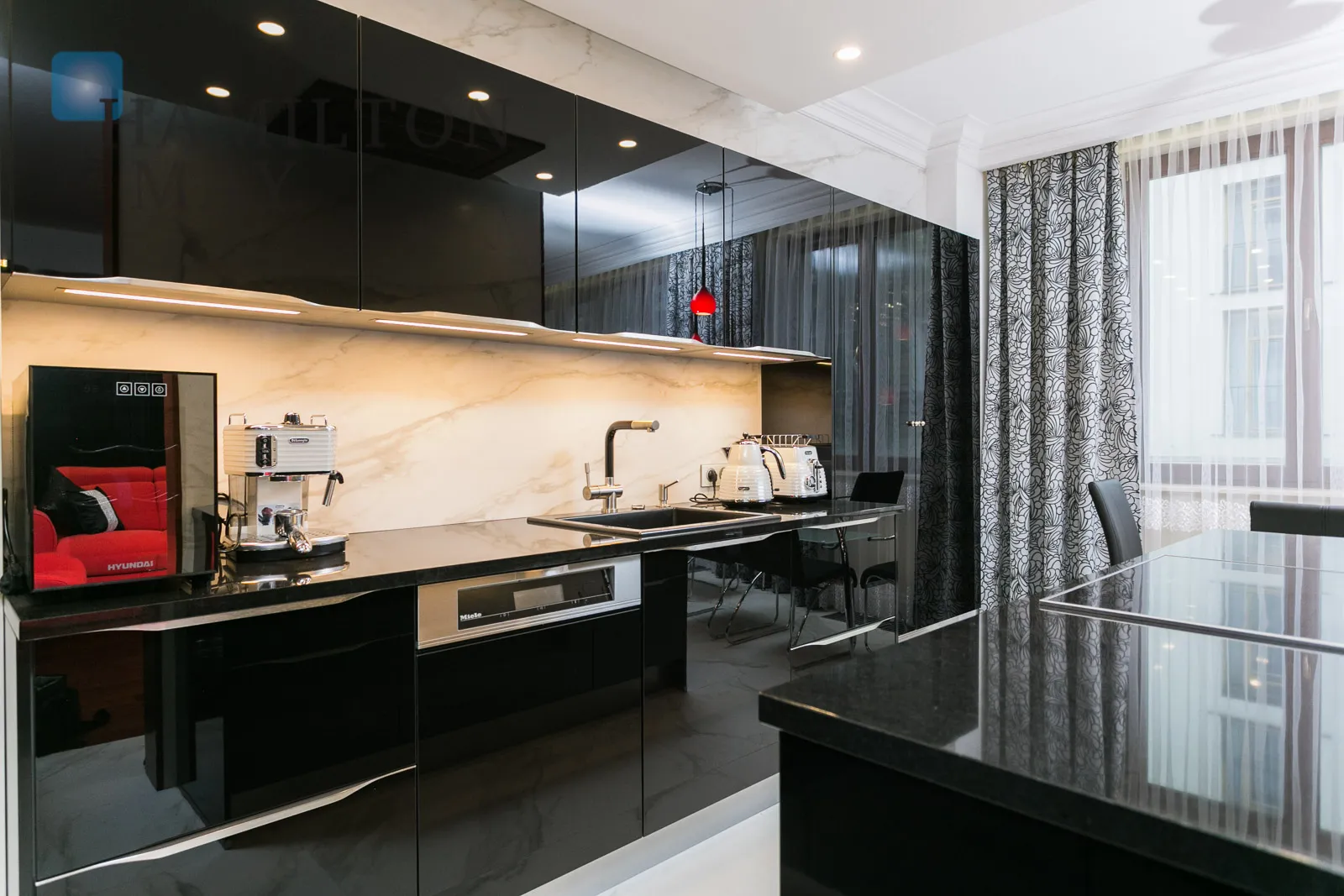 Luxurious and modern 3-bedroom apartment with a garage space in the center of Krakow, Residence Pod Złotym Globem - slider
