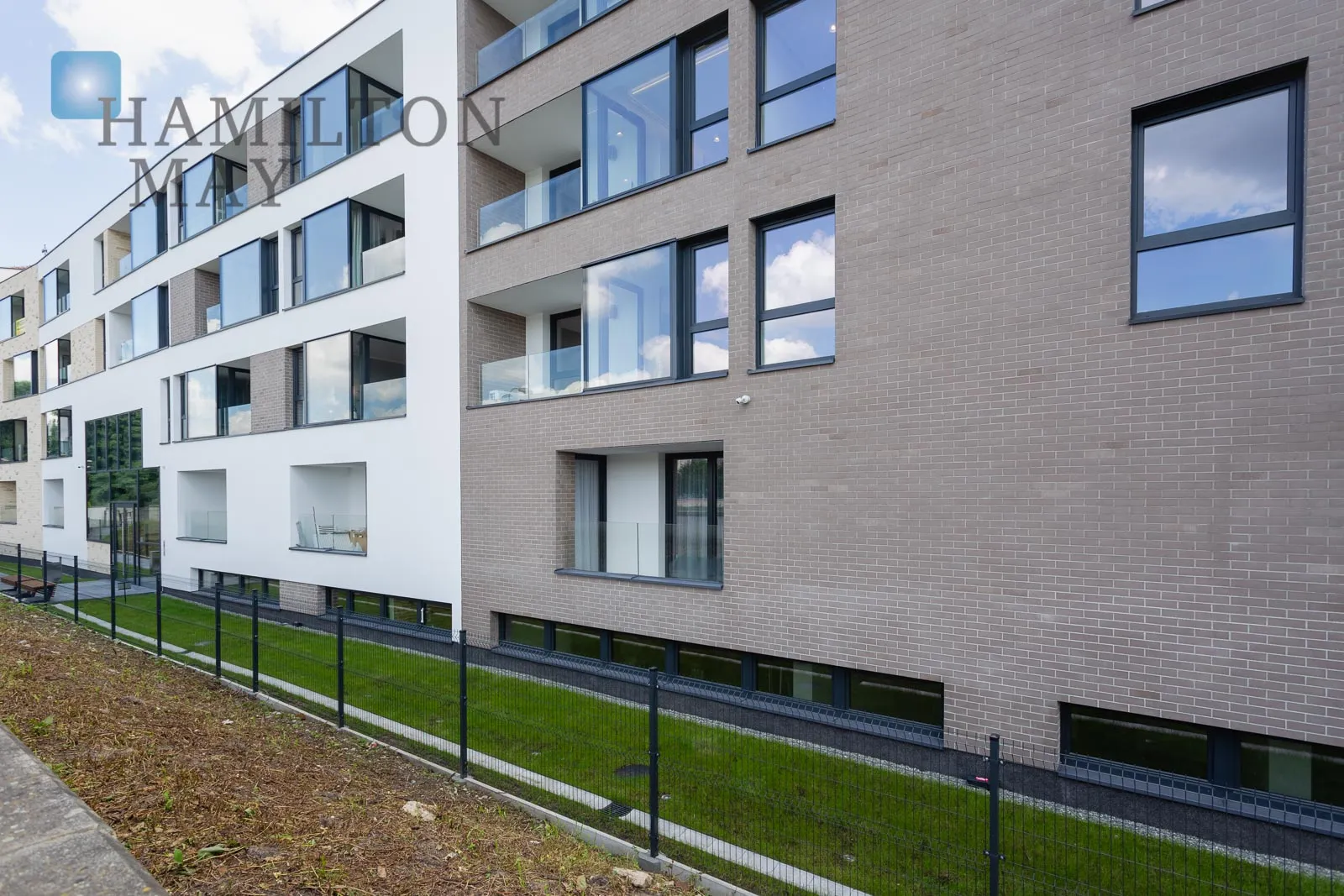 For rent, a modern, one bedroom apartment with a balcony located in a modern Riva Verona investment at Madalińskiego street - slider