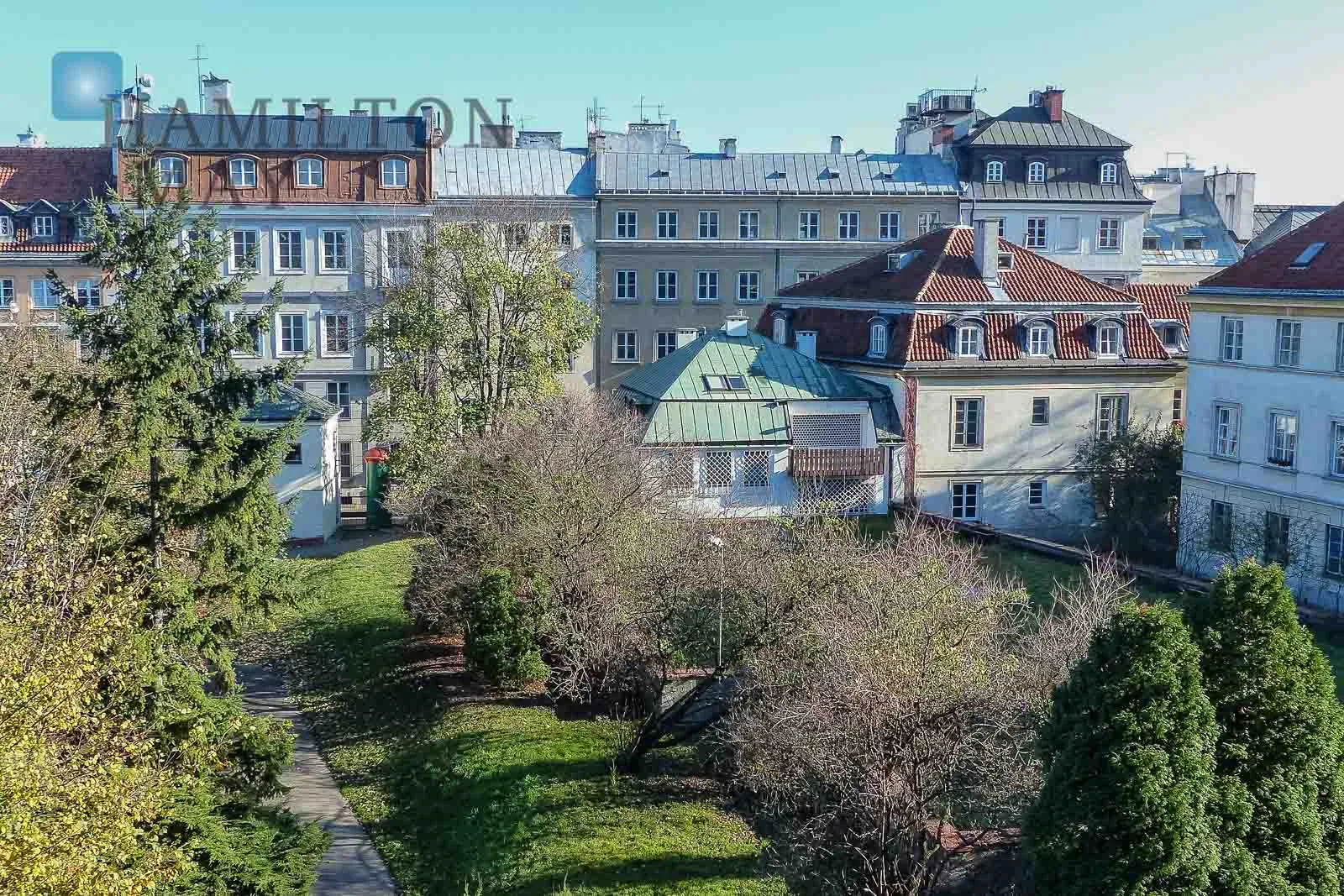 A duplex apartment at Plac Teatralny with a view of the park.