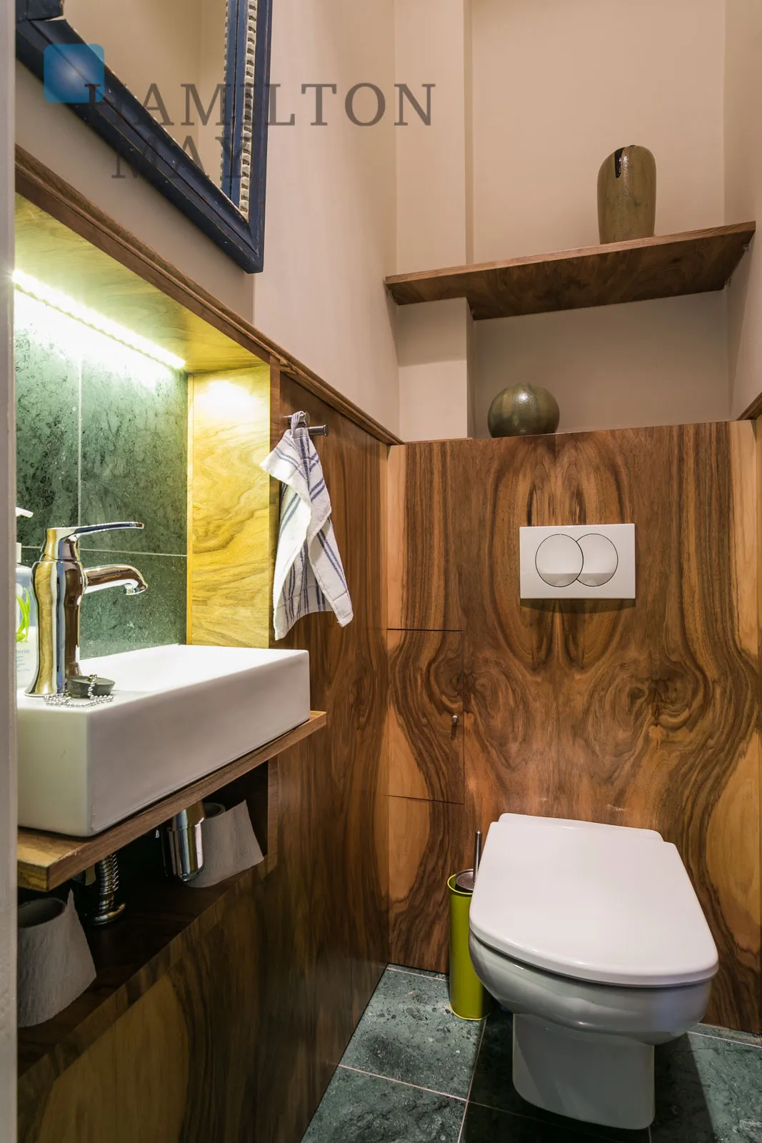 A cozy apartment in a pre-war tenement house in the city center - slider