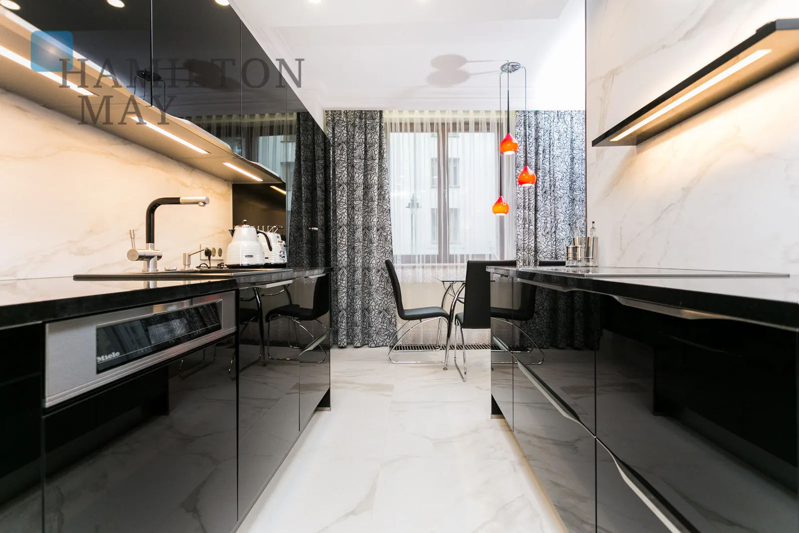 Luxurious and modern 3-bedroom apartment with a garage space in the center of Krakow, Residence Pod Złotym Globem - slider