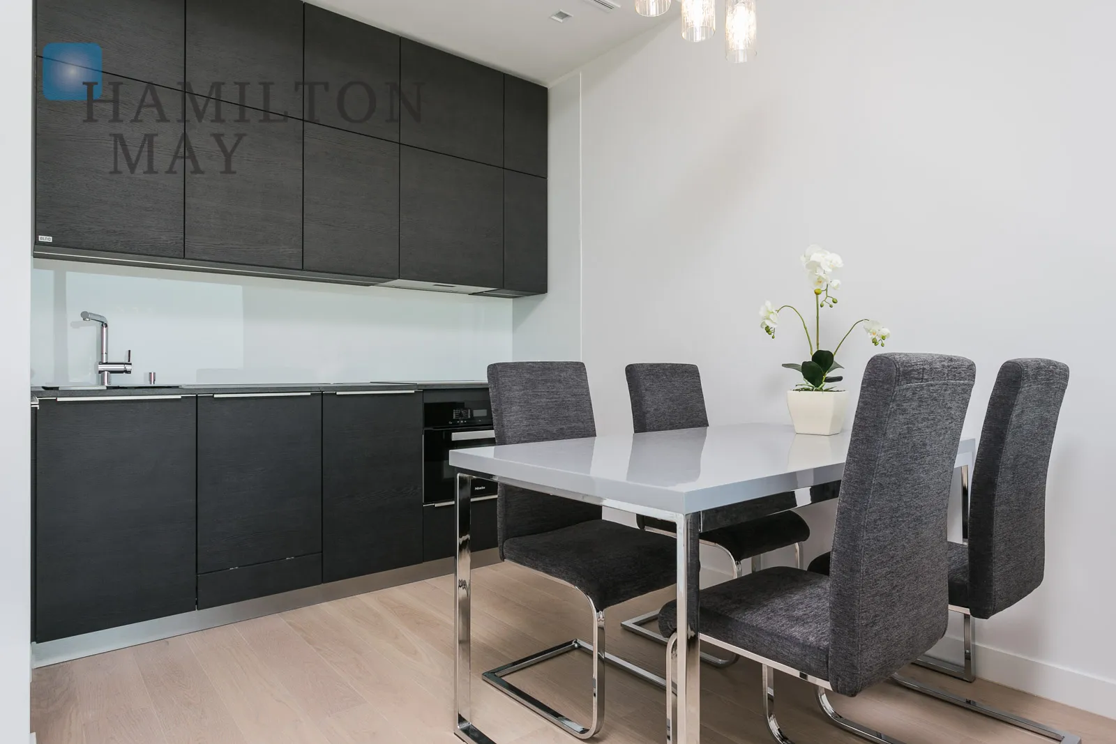 Dwupokojowy apartament w Cosmopolitan Tower z widokiem na pl. Grzybowski - slider