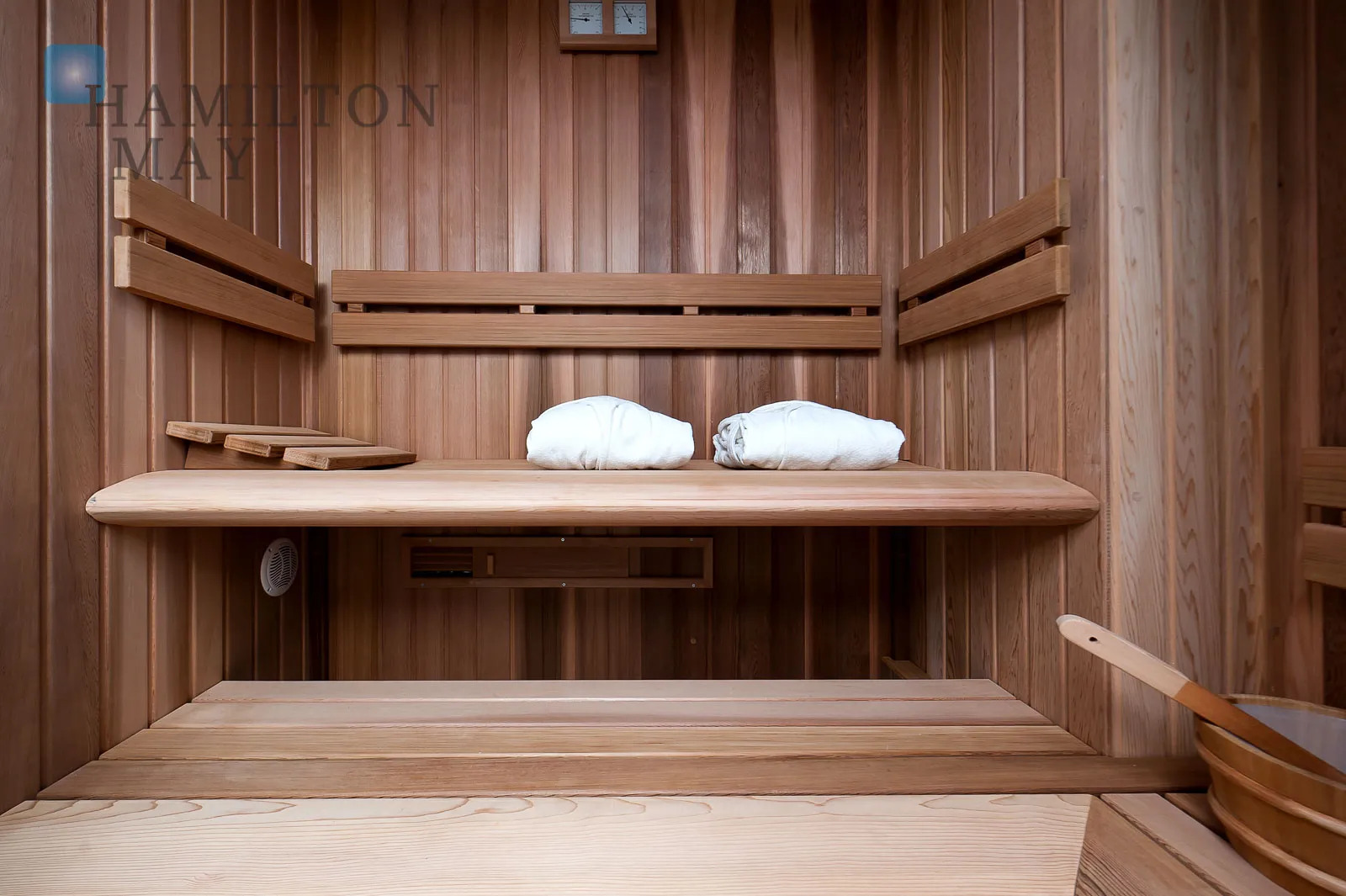 A modern apartment with a terrace in the prestigious Ludwinów development on the Vistula Boulevards - slider