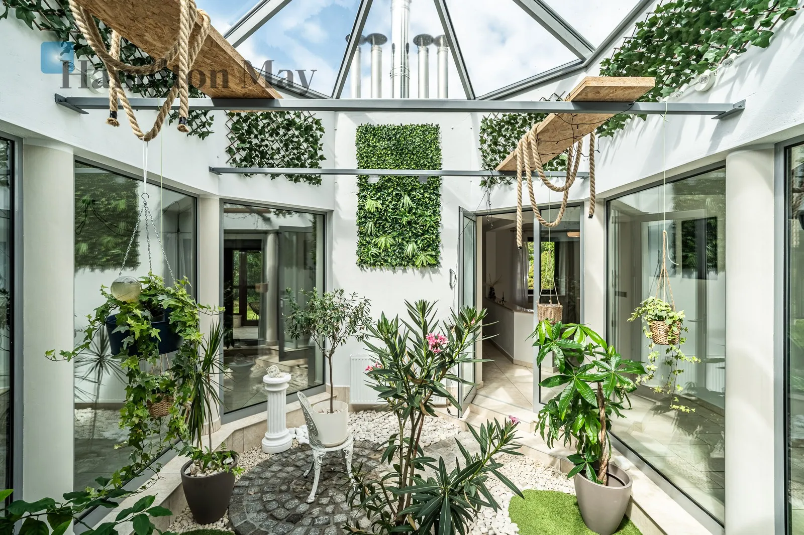 Spacious house in southern Kraków with a large garden, 6 km from Lusina and 9 km from the Old Town - slider