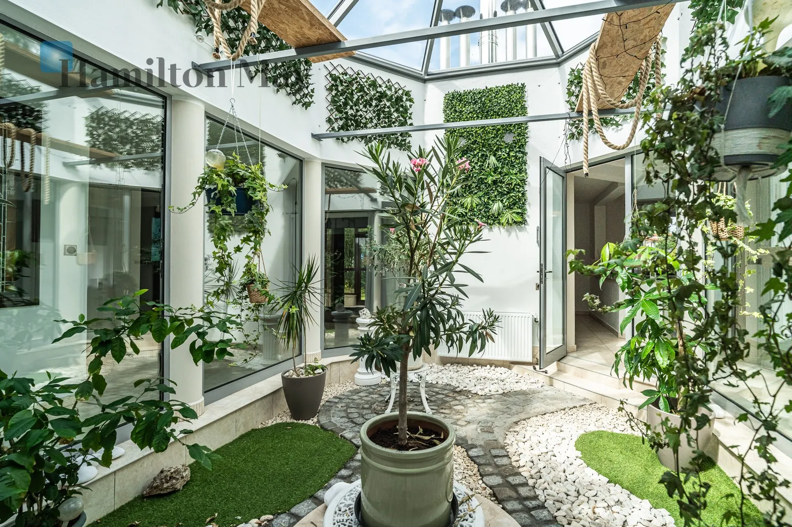 Spacious house in southern Kraków with a large garden, 6 km from Lusina and 9 km from the Old Town - slider