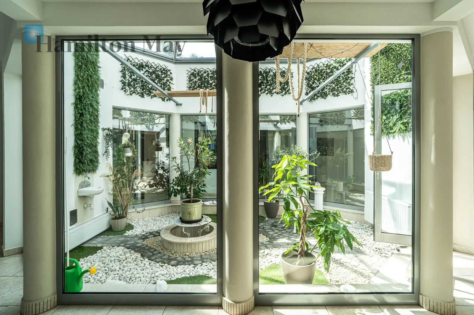 Spacious house in southern Kraków with a large garden, 6 km from Lusina and 9 km from the Old Town - slider