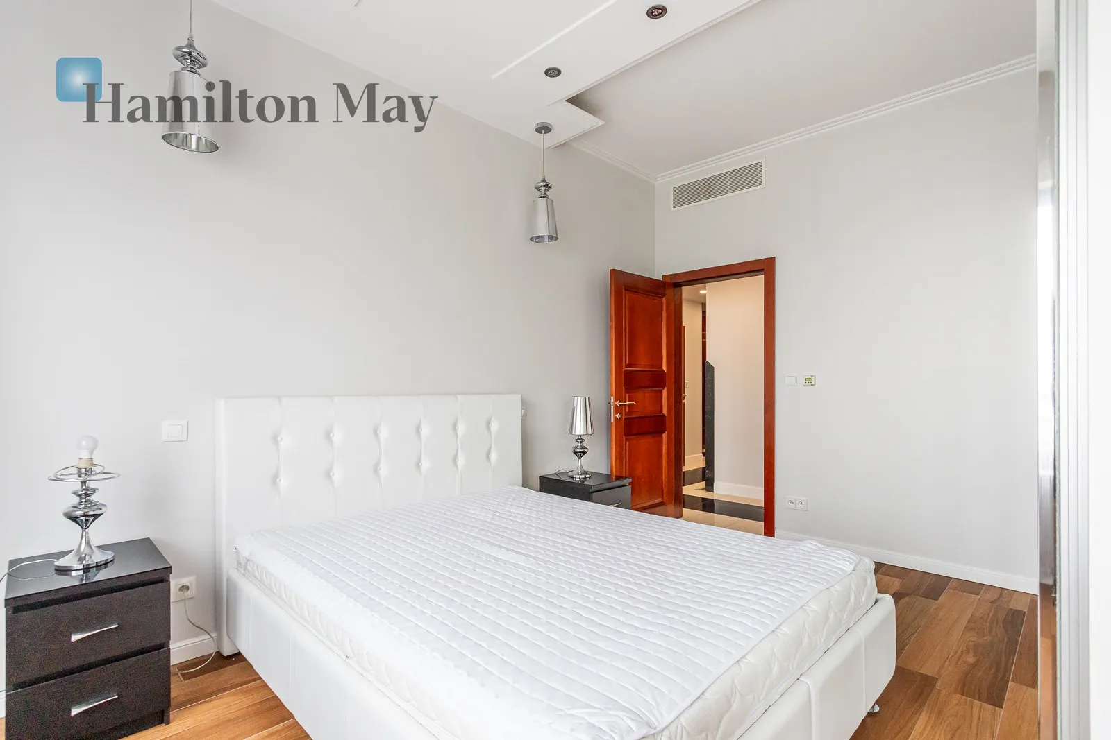 Subregion: Nowe Miasto Distance to centre: 3.02 km Level: 16 Price: 11000 PLN Bedrooms: 3 Bathrooms: 2 Size: 132m2 - slider