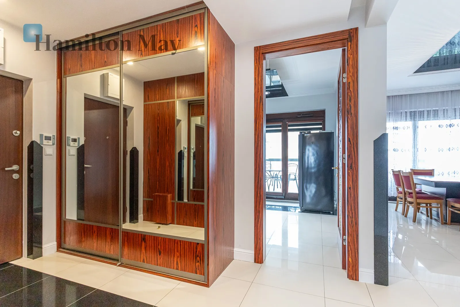 Region: Śródmieście Subregion: Nowe Miasto Distance to centre: 3.02 km Level: 16 Price: 11000 PLN Bedrooms: 3 Bathrooms: 2 Size: 132m2 Price/m2: 83 PLN - slider
