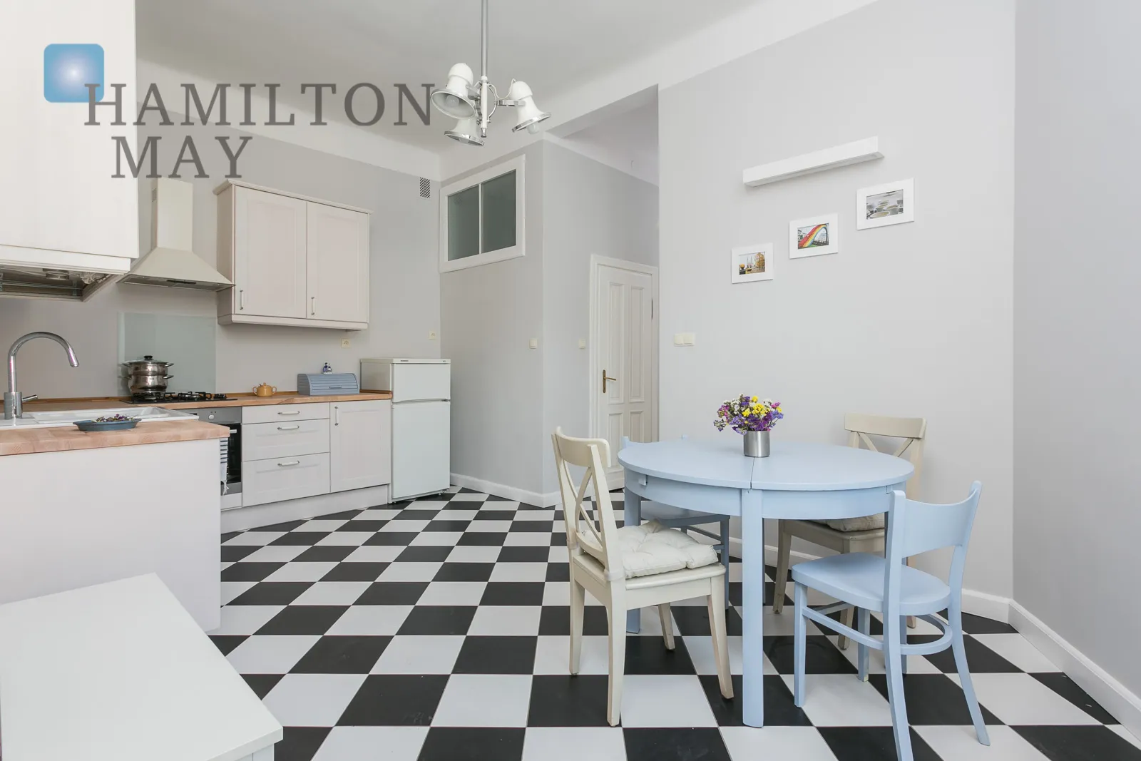 A cozy apartment in a pre-war tenement house in the city center - slider