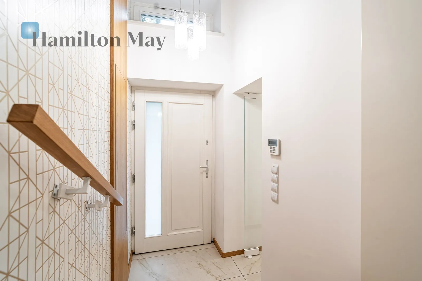 Street: Erazma i Stanisława Fabijańskich Region: Zwierzyniec Distance to centre: 3.33 km Price: 11000 PLN Bedrooms: 4 Bathrooms: 3 - slider