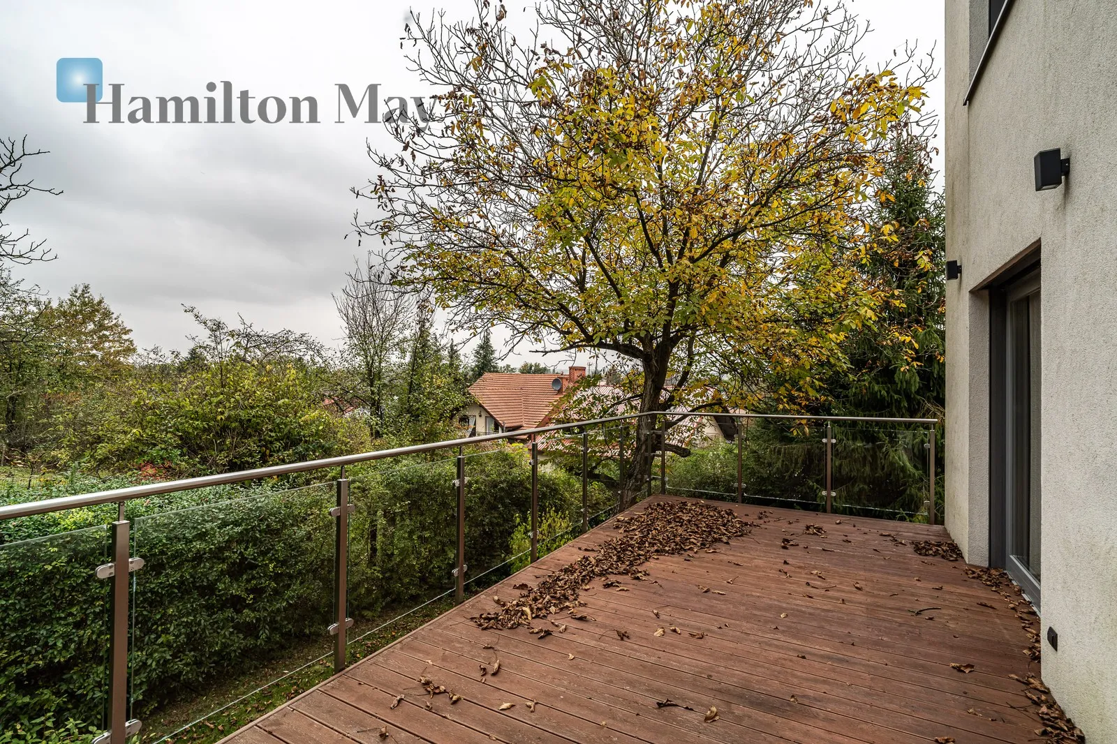 Distance to centre: 3.33 km Price: 11000 PLN Bedrooms: 4 Bathrooms: 3 - slider