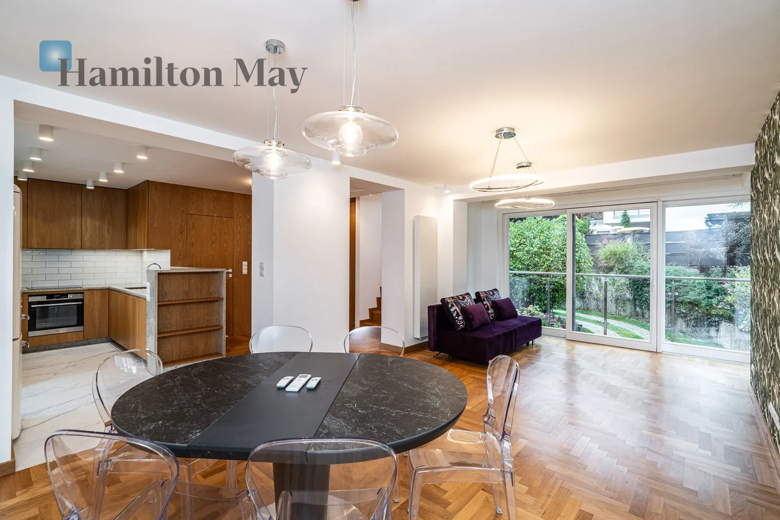 City: Kraków Street: Erazma i Stanisława Fabijańskich Region: Zwierzyniec Distance to centre: 3.33 km Price: 11000 PLN Bedrooms: 4 Bathrooms: 3 Plot size: 600m2 - slider