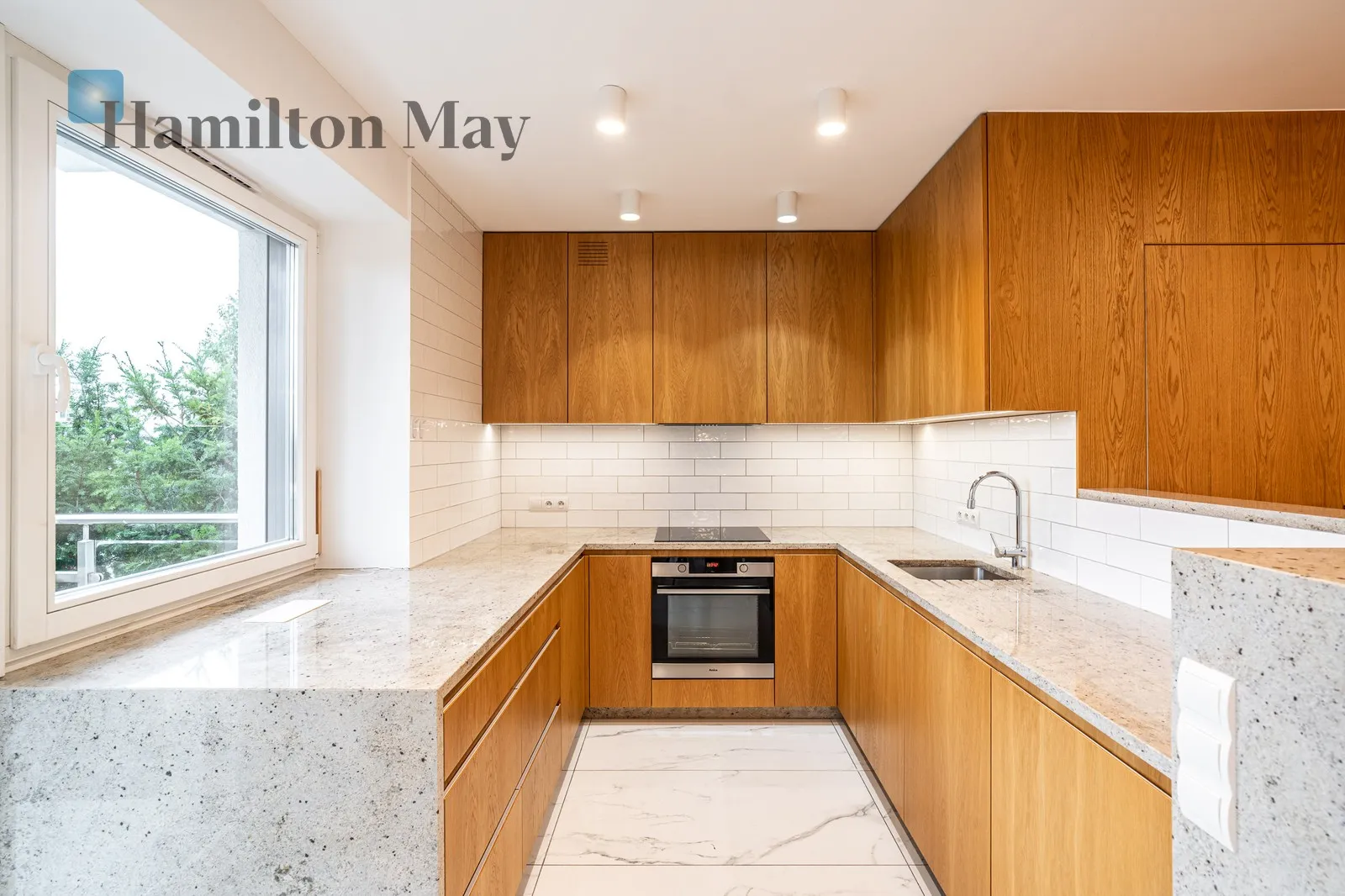 Street: Erazma i Stanisława Fabijańskich Region: Zwierzyniec Distance to centre: 3.33 km Price: 11000 PLN Bedrooms: 4 Bathrooms: 3 Plot size: 600m2 - slider