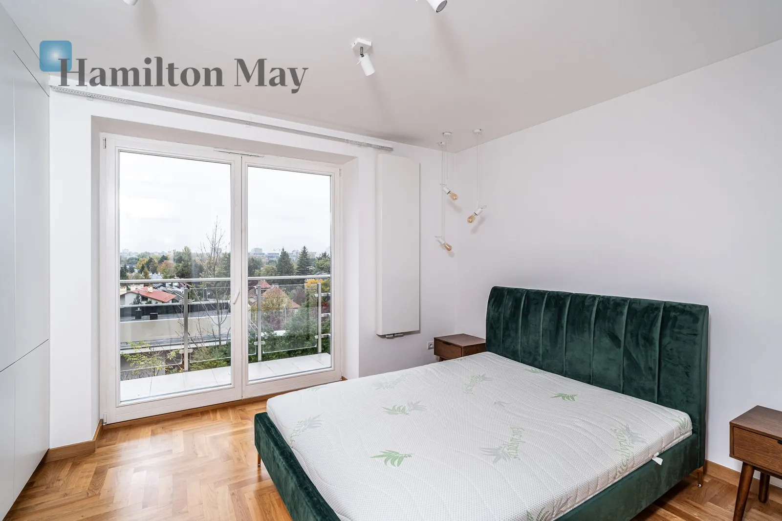 Distance to centre: 3.33 km Price: 11000 PLN Bedrooms: 4 Bathrooms: 3 Plot size: 600m2 Price/m2: 69 PLN - slider
