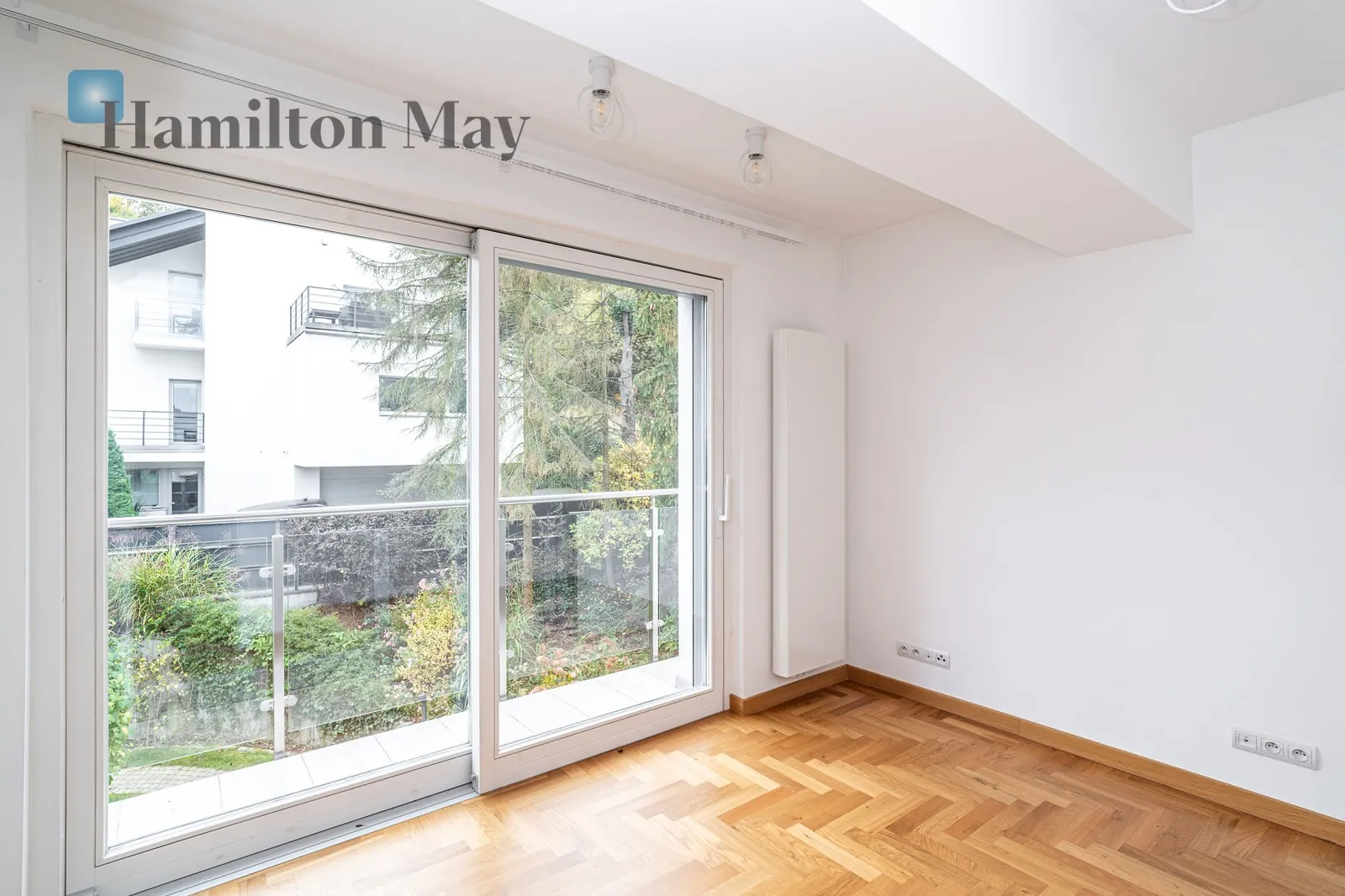 Distance to centre: 3.33 km Price: 11000 PLN Bedrooms: 4 Bathrooms: 3 Plot size: 600m2 - slider