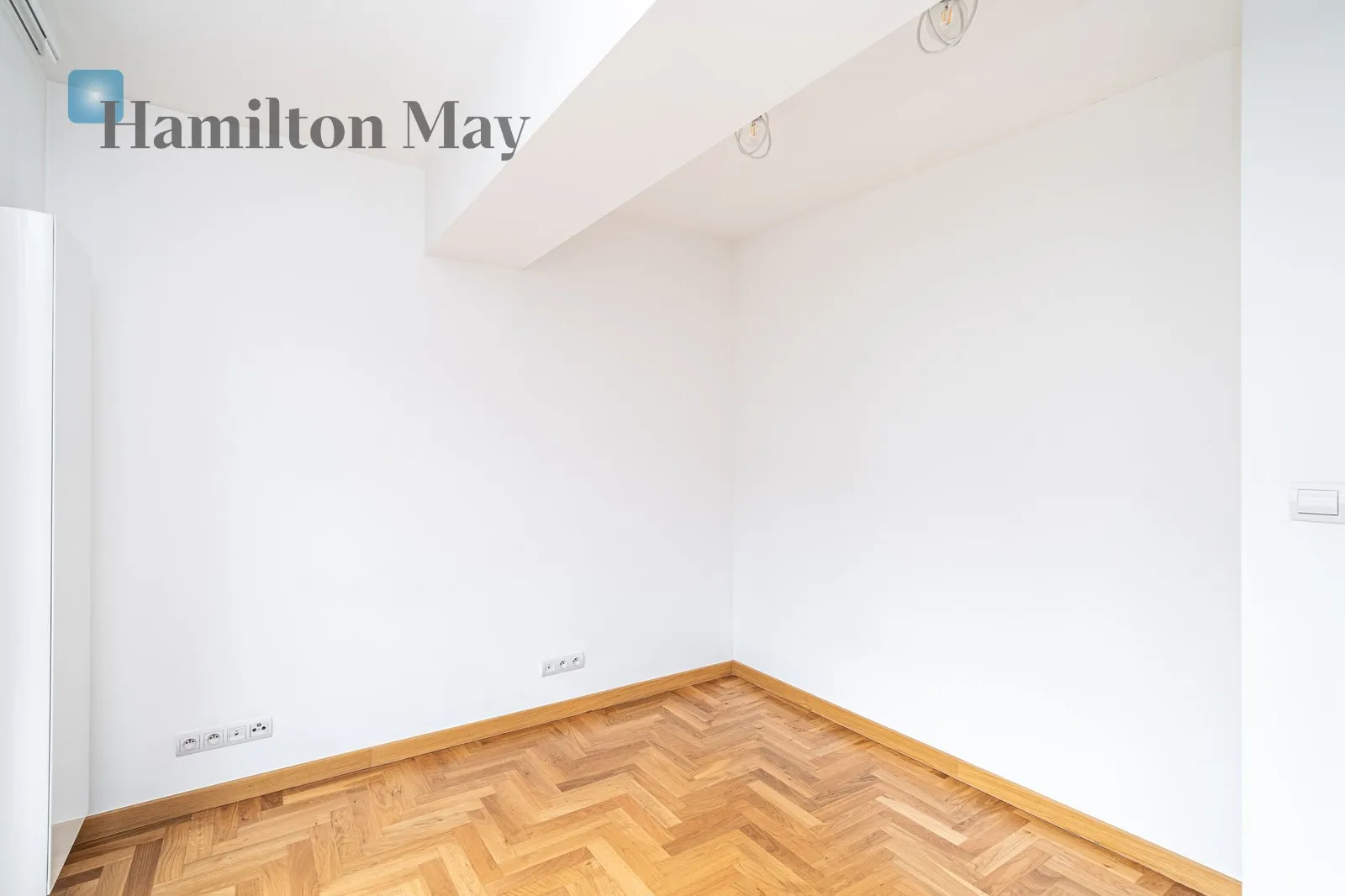 Price: 11000 PLN Bedrooms: 4 Bathrooms: 3 Plot size: 600m2 Price/m2: 69 PLN - slider