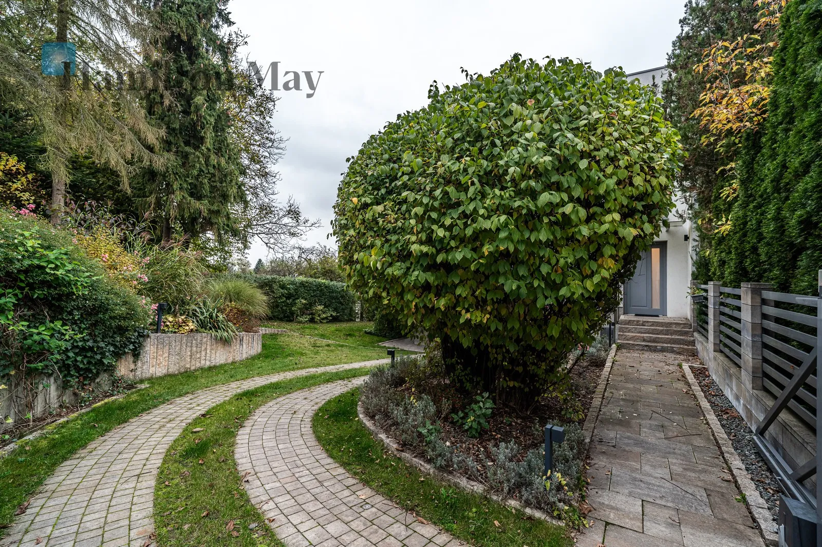 Price: 11000 PLN Bedrooms: 4 Bathrooms: 3 - slider