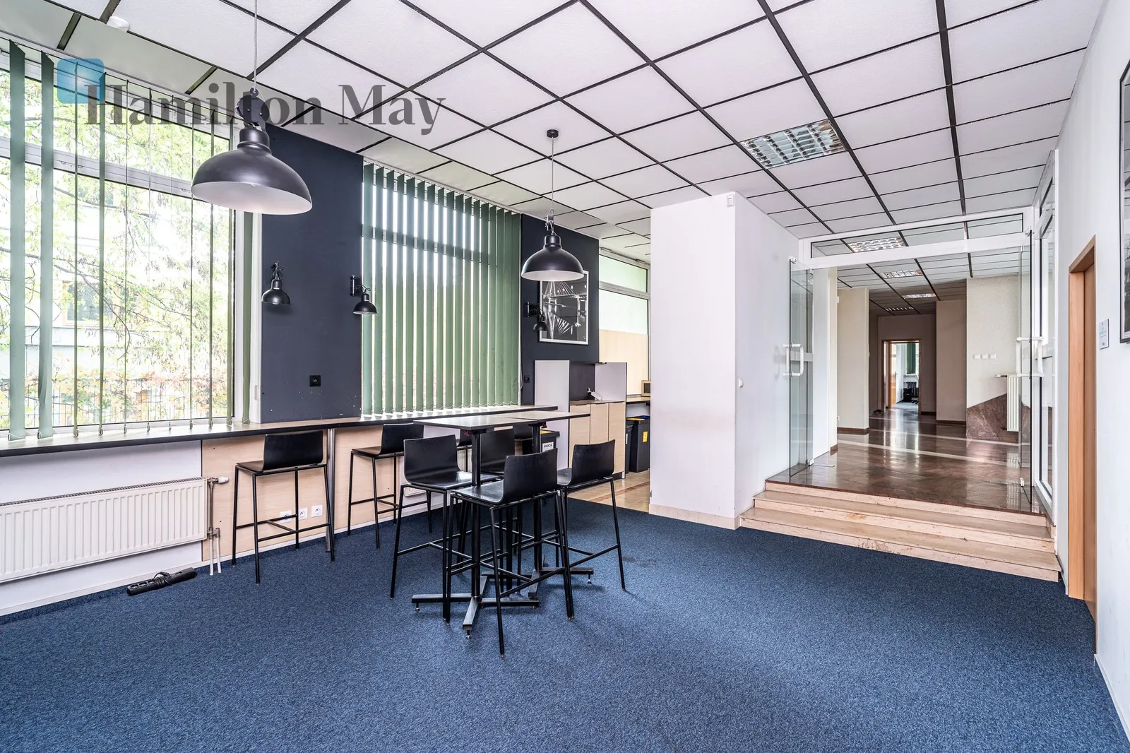 A representative, detached office building with private parking for 18 cars/Officer's Estate - slider